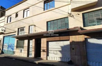 Amplo galpão com avcb, escritórios, cozinha industrial e doca de carga.