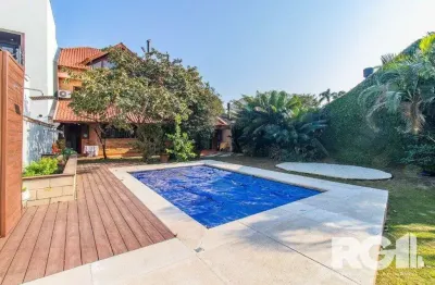 Casa espaçosa com 3 dormitórios, pátio com piscina e 4 vagas
