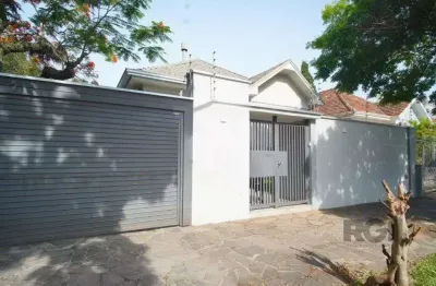Casa reformada com 3 dormitórios, 5 vagas no bairro são joão