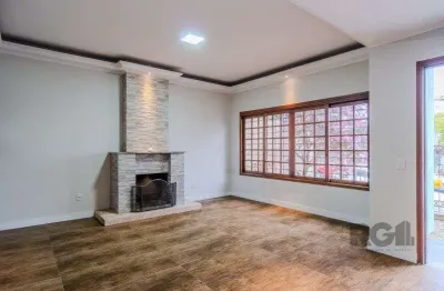 Casa de 214m² com 4 dormitórios, 1 suíte, piscina e 2 vagas no bairro teresópoli
