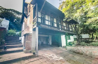 Casa rústica (enxaimel) com 3 pisos e pátios amplos.