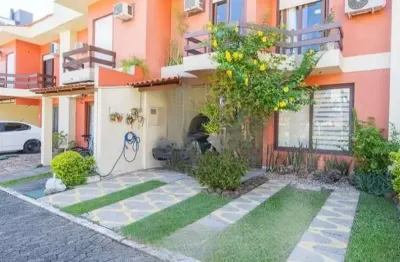 Linda casa com 3 dormitórios, sendo 1 suíte, sala ampla no condomínio de ótima l