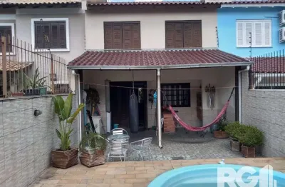 Excelente casa  3 dorm, 122m² privativos, amplo pátio com piscina nos fundos,  r