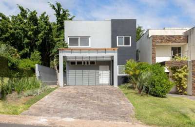 Casa em condomínio no Terra Ville  .Esta casa de alto padrão, dispõe de 4 suítes