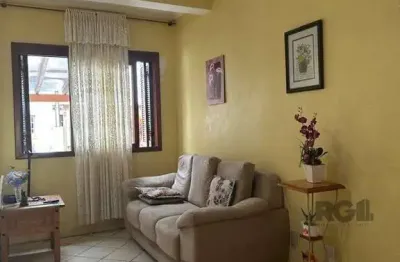 Sobrado com 02 dormitórios, living, lavabo, banheiro social,  cozinha com área d