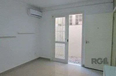 Apartamento com 1 dormitório e pátio privativo no bairro petrópolis