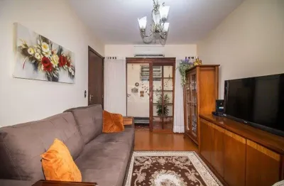 Casa de 289m² - 3 dormitórios, 1 suíte, 4 salas, churrasqueira, pátio e 4 vagas
