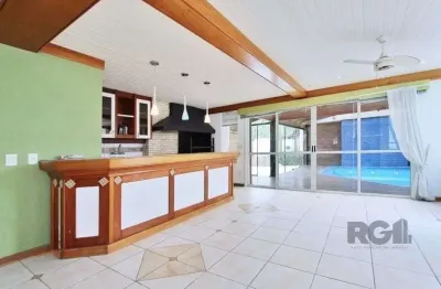 Excelente casa de 324m² com 4 dormitórios e 2 vagas.