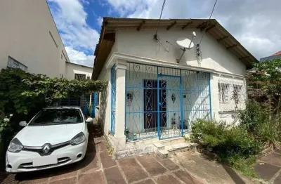Ampla casa de 180m² com 2 dormitórios e churrasqueira.