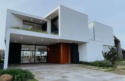 Magnífica mansão a beira lago no cond. enseada - 6 suítes, 8 banheiros e 2 vagas