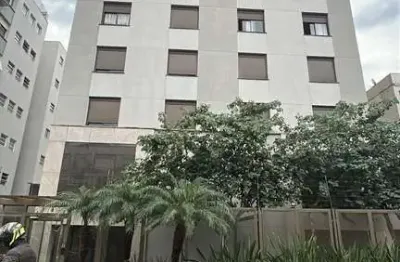 Apartamento desocupado com 2 quartos, sendo 1 suíte, 2 banheiros e garagem cober