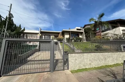 Casa 4 dormitórios, 1 suíte, 03 vagas, bairro três figueiras, porto alegre.