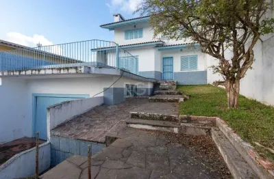 Casa com piscina em localização nobre no bairro tristeza com vista para rio guaí