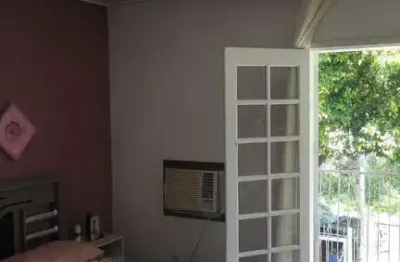 Sobrado dois dormitorios/ sala/ cozinha/ dois banheiros/ patio frente e fundos/