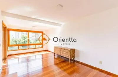 Apartamento com 3 quartos e 130m² para alugar em Petrópolis, Porto Alegre.