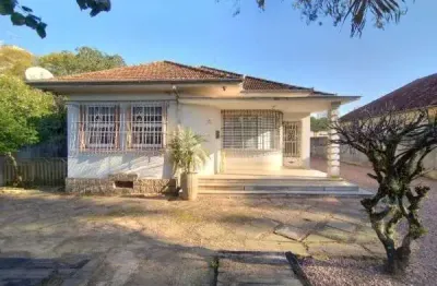 Casa em Porto Alegre, no bairro Vila Nova, com 3 dormitório(s), e 3 banheiros, à