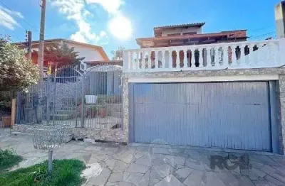 Sobrado em Porto Alegre, no bairro Vila Nova, com 3 dormitório(s), e 3 banheiros
