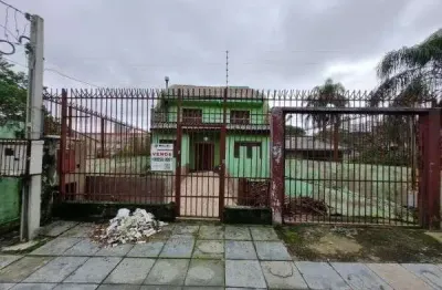 Sobrado em Porto Alegre, no bairro Glória, com 5 dormitório(s), e 5 banheiros, à