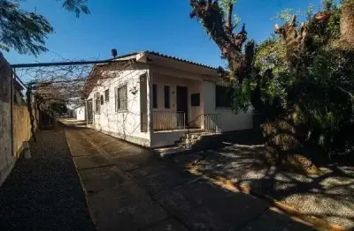 Casa em Porto Alegre, no bairro Vila Nova, com 6 dormitório(s), e 6 banheiros, à