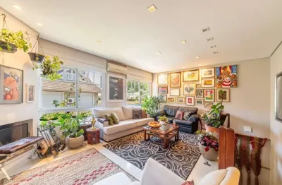 Belíssima casa em condomínio com 218,3m² com 4 dorm., 2 suítes e 2 vagas. Situad