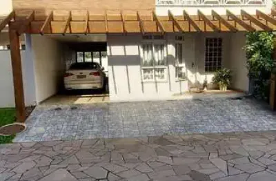 Maravilhosa Residência em condomínio com 4 dormitórios sendo 1 suíte.