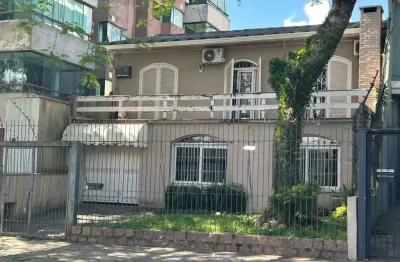 Casa com 260m² – Excelente localização para moradia ou comércio!