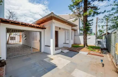 Casa de 2 dormitórios, churrasqueira, pátio, 4 vagas no bairro Ipanema