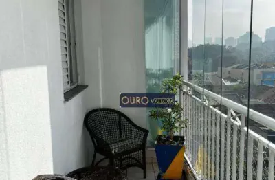 Apartamento na mooca à venda com varanda envidraçada.