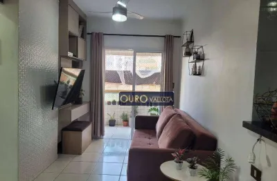 Apartamento na praia grande com sacada, vaga de garagem e lazer no condomínio.
