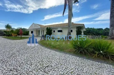 Casa de alto padrão à venda no condomínio encontro das águas, com jardim na entrada e 4 pavimentos!