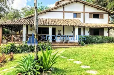 Belíssima casa à venda em abrantes, ampla área externa, 5/4 sendo 3 suítes!