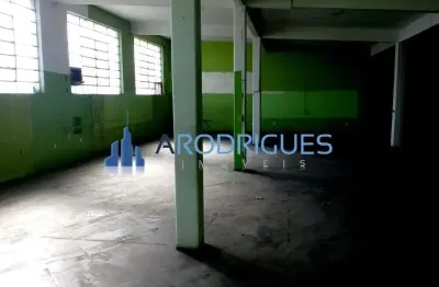 Prédio de 2 andares com 500 m2, sendo 23 metros  de frente com aproximadamente 10 vagas para carros.