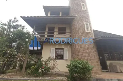 Casa triplex 380m² área construida e 850m² terreno em pituaçu