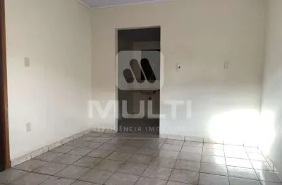 Casa com 2 quartos para alugar no Osvaldo Rezende, Uberlândia 