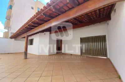 Casa com 3 quartos para alugar no Santa Mônica, Uberlândia 