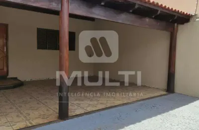 Casa com 3 quartos para alugar na Cidade Jardim, Uberlândia 