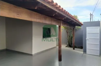Casa com 3 quartos para alugar no Jardim Inconfidência, Uberlândia 