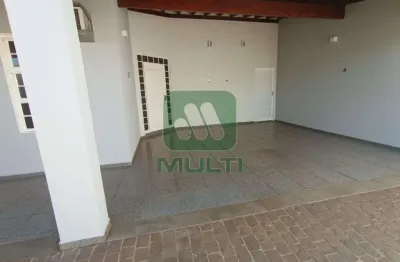 Casa com 3 quartos para alugar no Santa Mônica, Uberlândia 