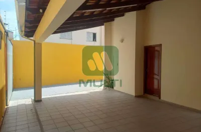 Casa com 3 quartos para alugar no Santa Mônica, Uberlândia 