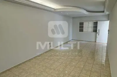 Casa com 3 quartos para alugar no Martins, Uberlândia 