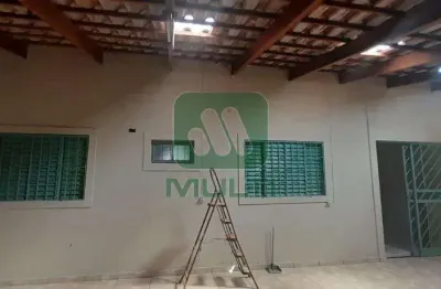 Casa com 3 quartos para alugar no Custódio Pereira, Uberlândia 