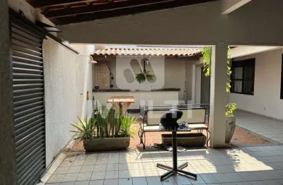Casa com 4 quartos para alugar no Umuarama, Uberlândia 