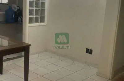 Apartamento com 3 quartos para alugar no Centro, Uberlândia 