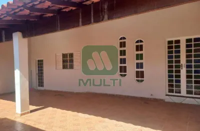 Casa com 3 quartos para alugar na Cidade Jardim, Uberlândia 