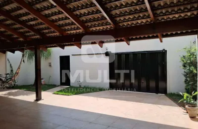 Casa com 3 quartos para alugar no Jardim Inconfidência, Uberlândia 