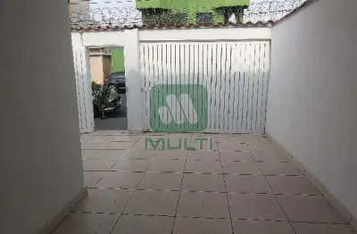 Casa com 3 quartos para alugar no Santa Mônica, Uberlândia 