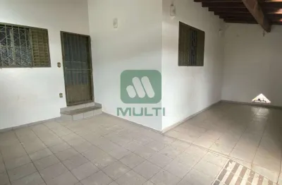 Casa com 3 quartos para alugar no Custódio Pereira, Uberlândia 