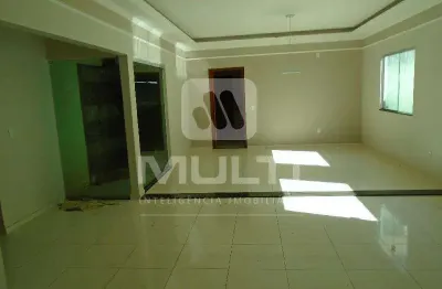 Casa com 3 quartos para alugar no Santa Mônica, Uberlândia 