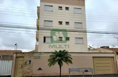 Apartamento com 3 quartos para alugar no Presidente Roosevelt, Uberlândia 