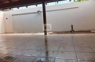 Casa com 4 quartos para alugar na Cidade Jardim, Uberlândia 